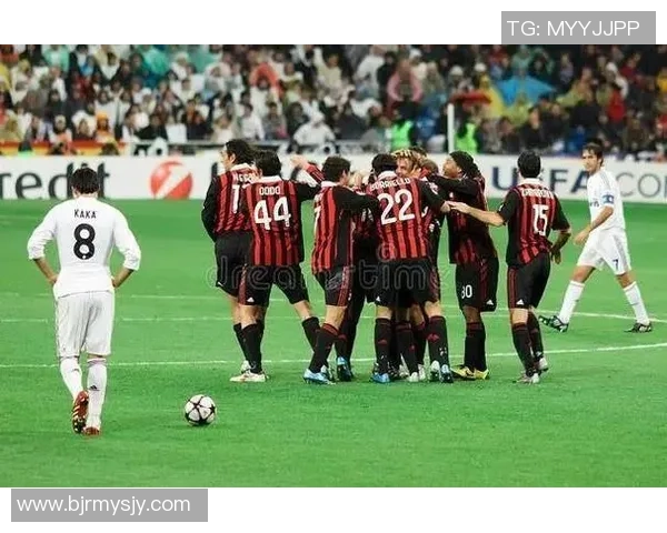 AC米兰鏖战亚特兰大全场回顾 两队攻防精彩纷呈争夺激烈