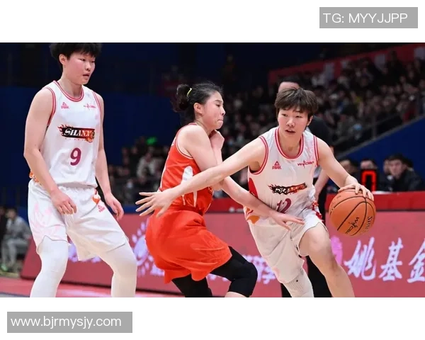 《激烈角逐与精彩瞬间：回顾2025年度国际体育赛事的巅峰对决与突破》